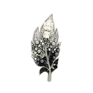 گل سینه زنانه مدل پر 5009