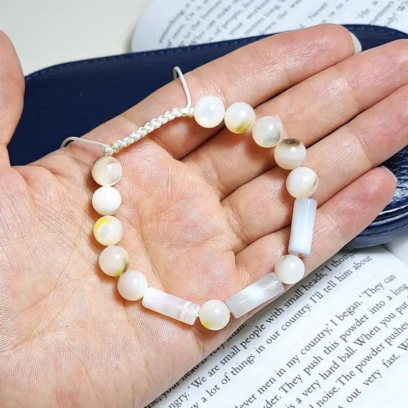 دستبند زنانه مدل مروارید سنگ صدف دریایی و عقیق لوله ای