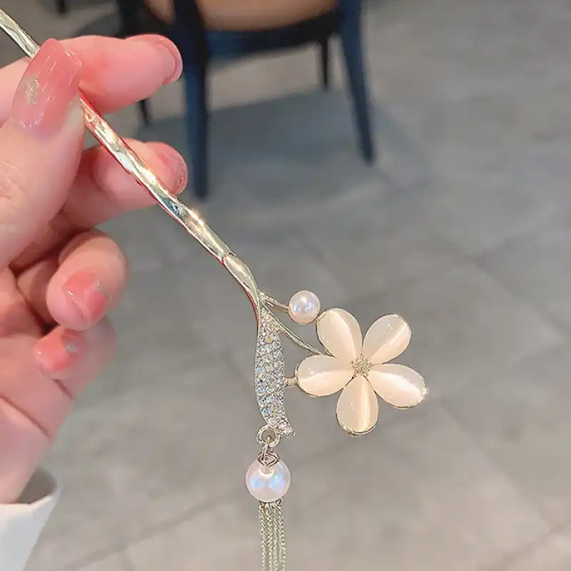 گیره مو زنانه مدل کانزاشی طرح گل یاس آویزدار