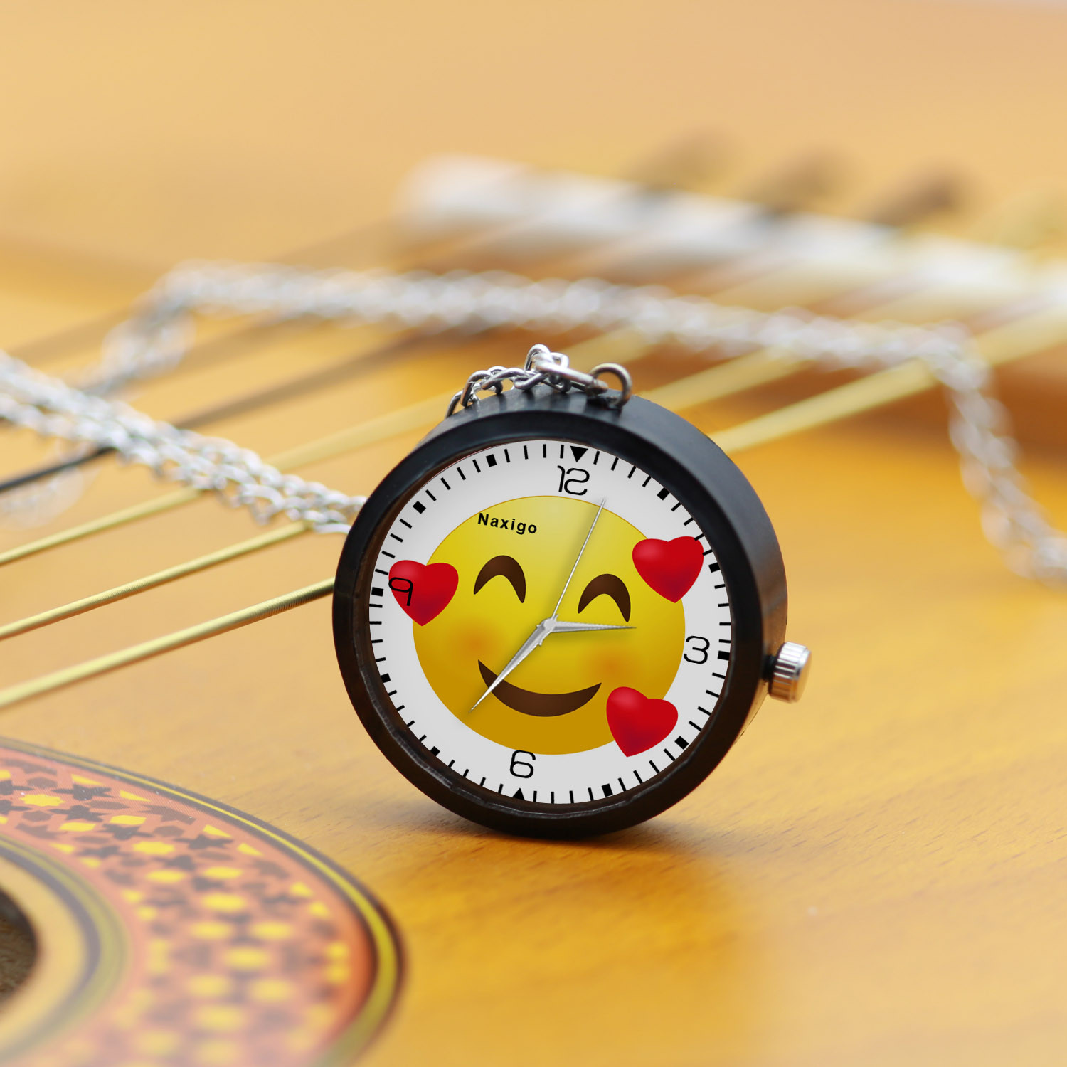 ساعت گردنبندی عقربه ای ناکسیگو مدل ایموجی کد NF12788 ساعت گردنبندی عقربه ای ناکسیگو مدل ایموجی کد NF12788