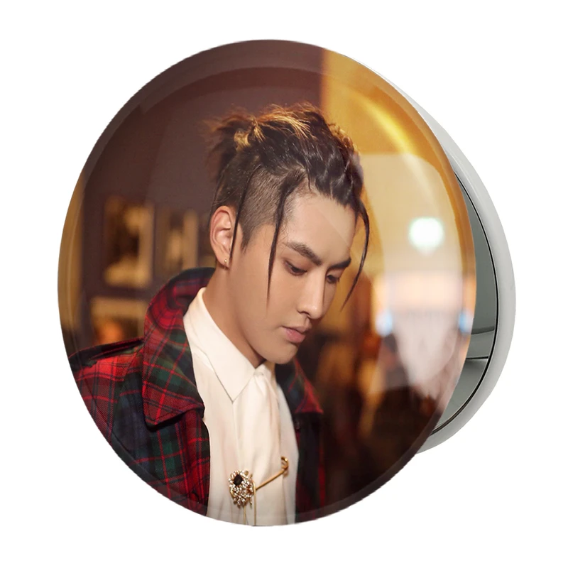 آینه جیبی خندالو طرح کریس وو گروه اکسو EXO مدل تاشو کد 13423 