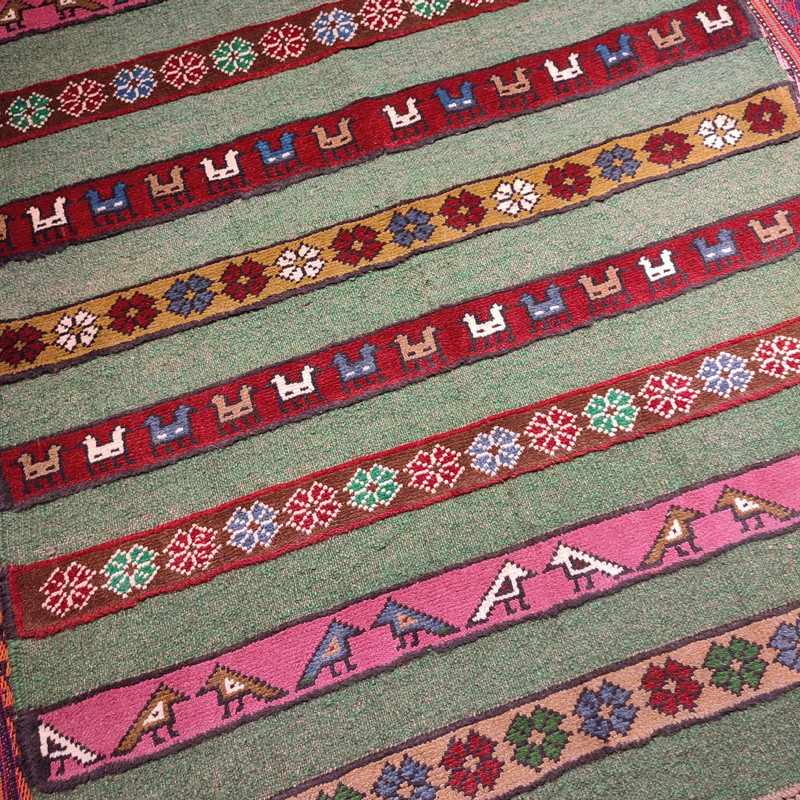 گلیم دستبافت یک و نیم متری طرح قشقایی کد SH 298