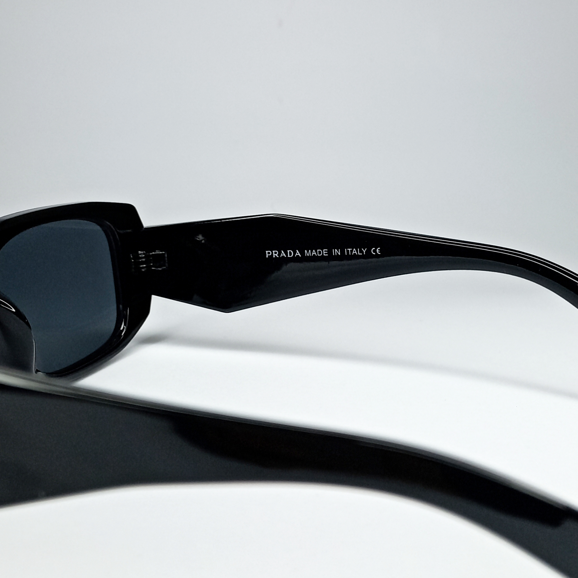 عینک آفتابی پرادا مدل دسته سه بعدی