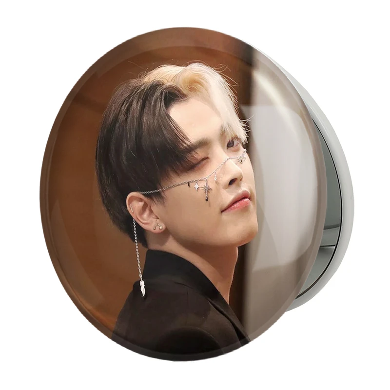 آینه جیبی خندالو طرح هونگ جونگ گروه ایتیز ATEEZ مدل تاشو کد 21243 