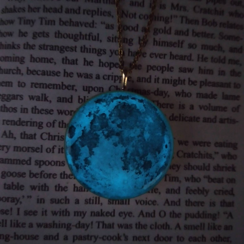 گردنبند زنانه مدل رزینی ماه شب تاب کد 1