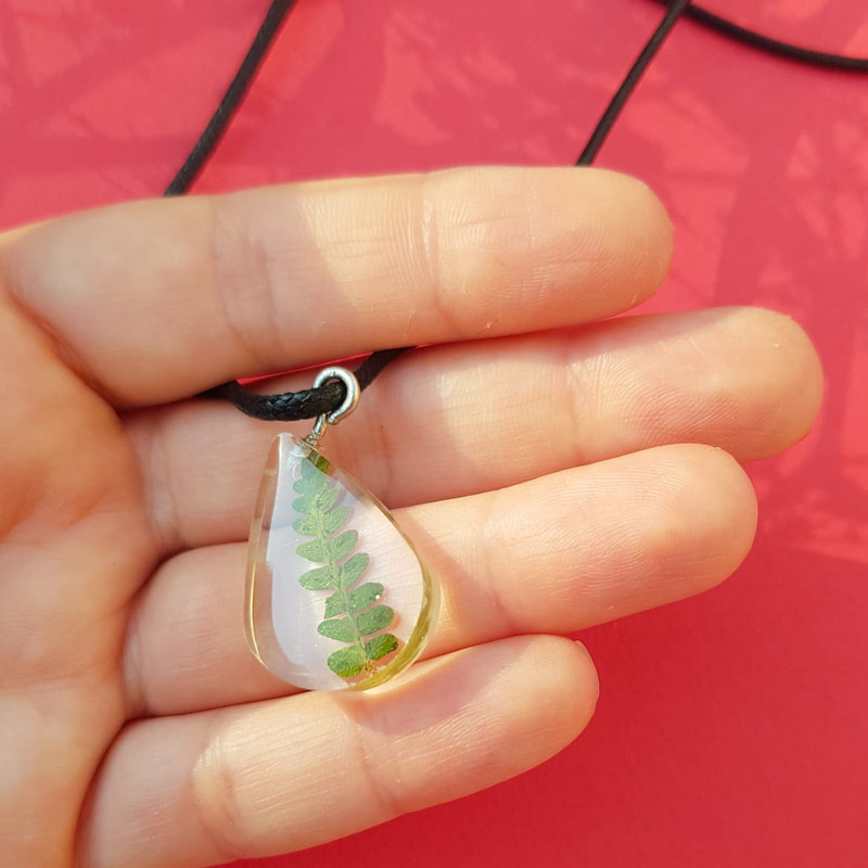 گردنبند دخترانه مدل رزینی طرح سرخس گردنبند دخترانه مدل رزینی طرح سرخس