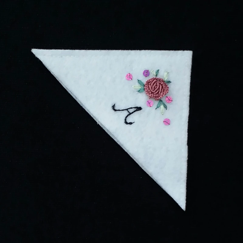 نشانگر کتاب مدل حرف A گلدوزی BO116