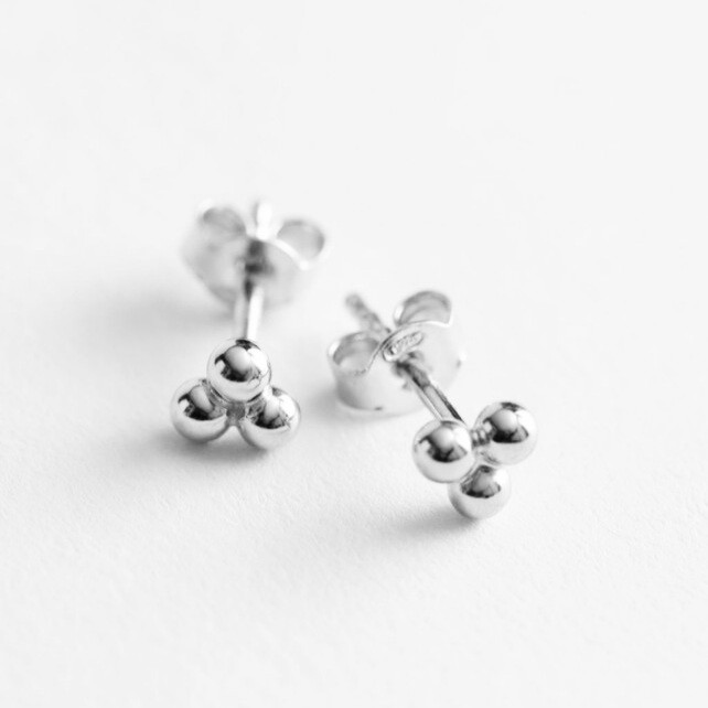 گوشواره نقره زنانه مدل میخی سه گوی AG1 گوشواره نقره زنانه مدل میخی سه گوی AG1