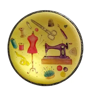 بشقاب دیوارکوب سفالی طرح وسایل خیاطی