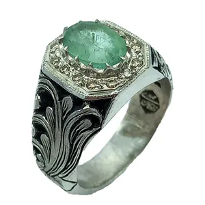 انگشتر نقره مردانه مدل قلم برجسته دستساز با جواهر زمرد کد 1061