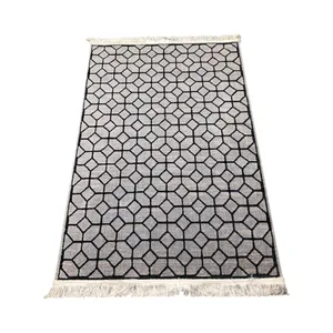 فرش ماشینی 500 شانه زمینه نقره‌ای حاشیه طوسی مدل احتشام