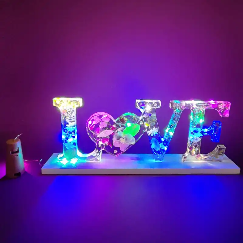 چراغ رومیزی رزینی مدل لاو کد 2