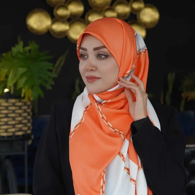 روسری زنانه مدل ابریشم توییل بهاره طرح زنجیری کد 2822