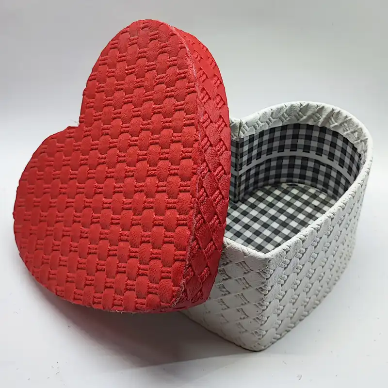 جعبه هدیه مدل قلب چرمی کد 002