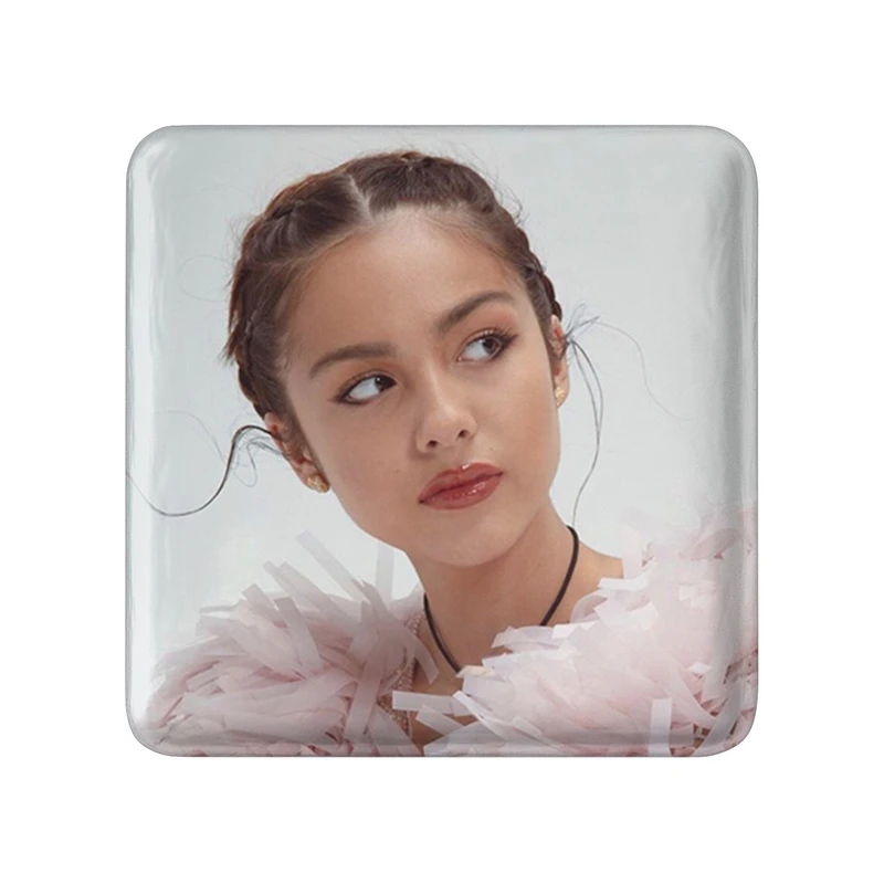 مگنت خندالو طرح اولیویا رودریگو Olivia Rodrigo  مدل مربعی کد 19274
