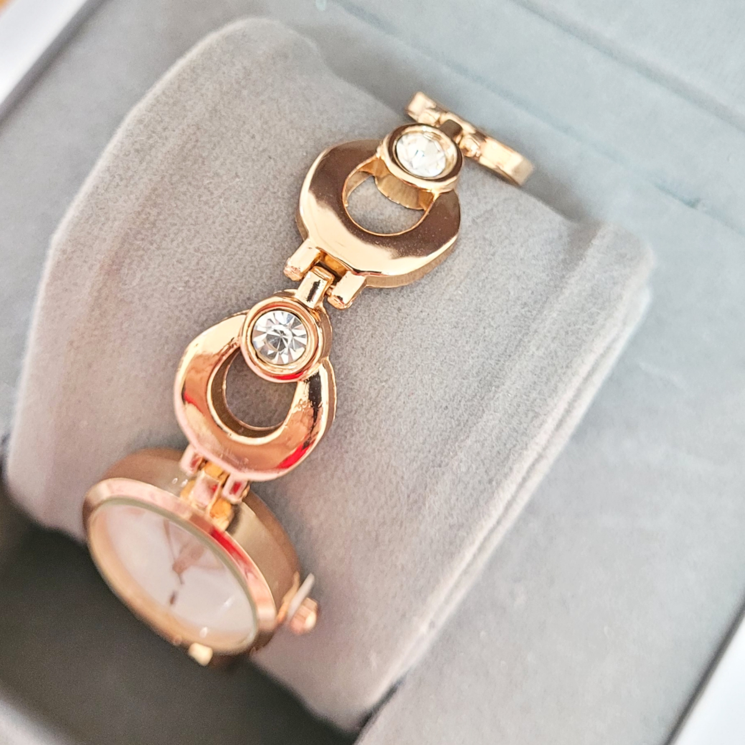 ساعت مچی عقربه ای دخترانه مدل ریوِلرِی کد 01 ساعت مچی عقربه ای دخترانه مدل ریوِلرِی کد 01