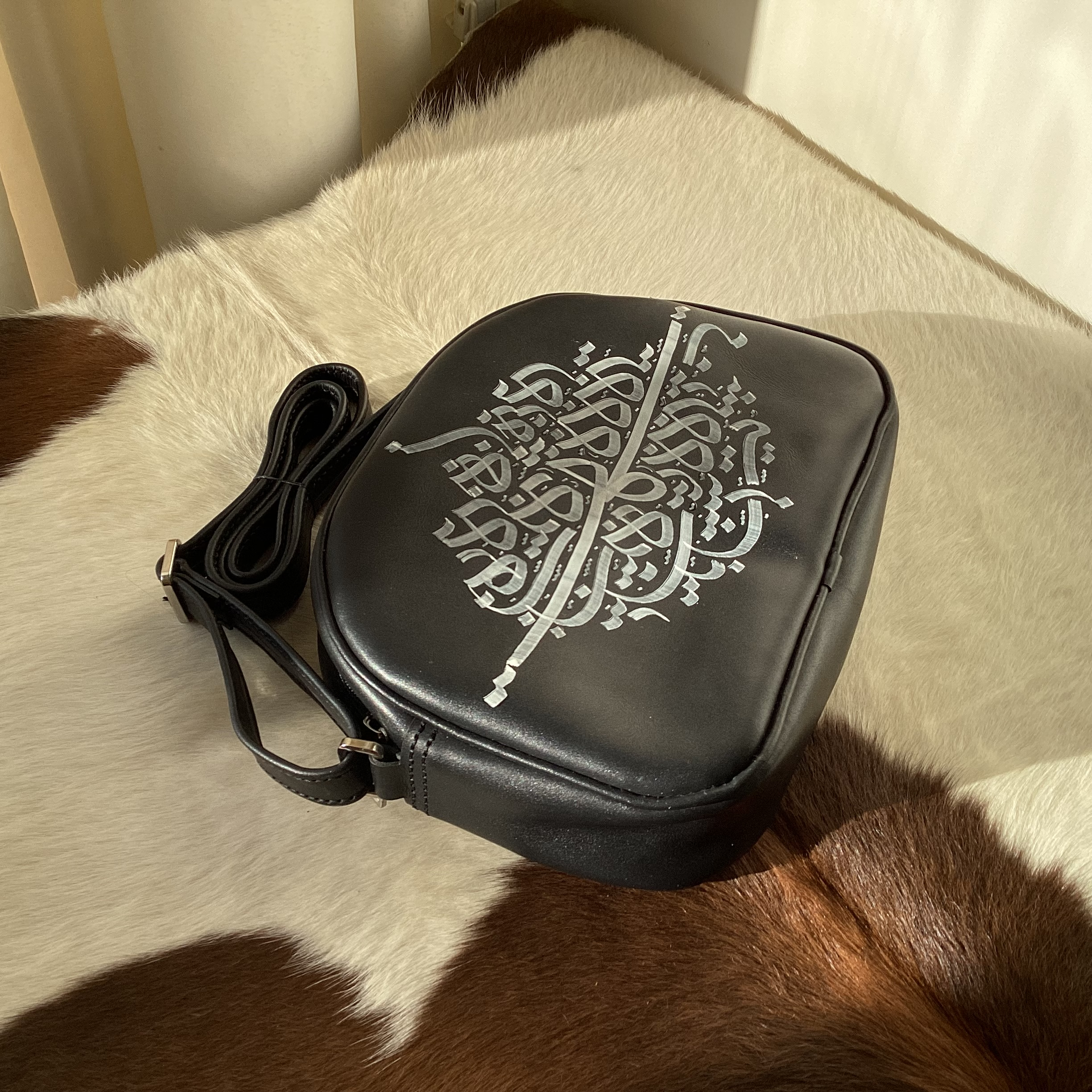 کیف دوشی زنانه مدل کالیگرافی K155A
