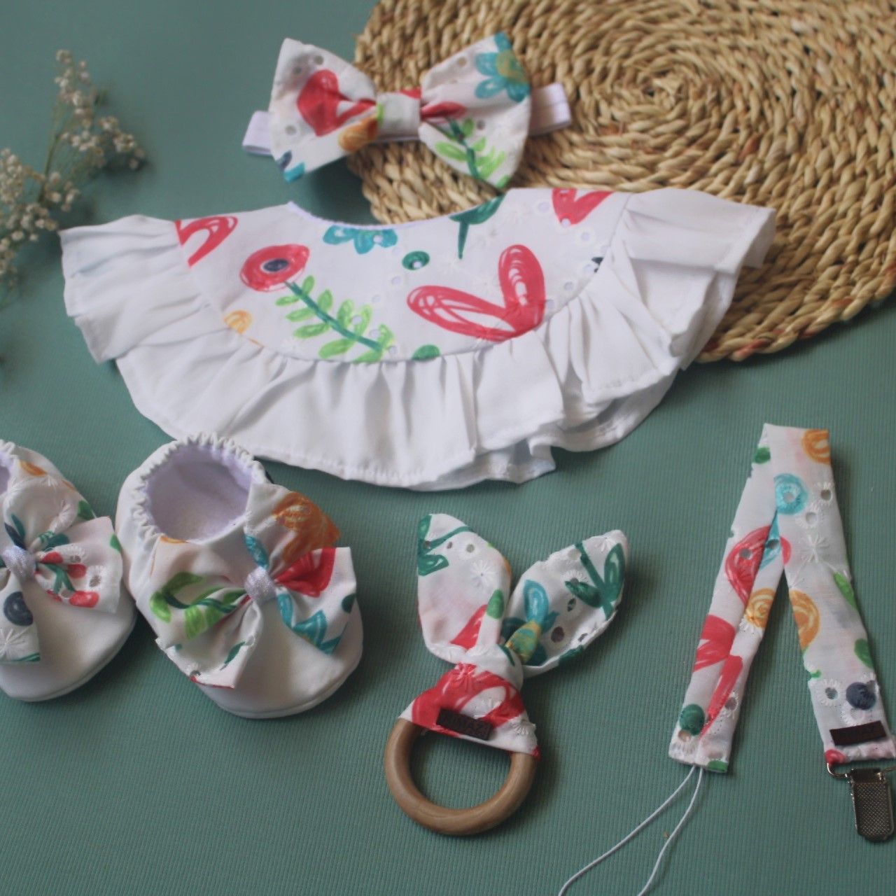 ست پیشبند هدبند و پاپوش نوزادی ریماز مدل بهار کد m2403 به همراه دندانگیر و بند پستانک - - 3