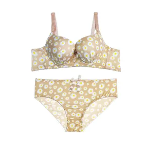 ست شورت و سوتین زنانه مدل فنردار اسفنجی طرح بابونه رنگ کرم