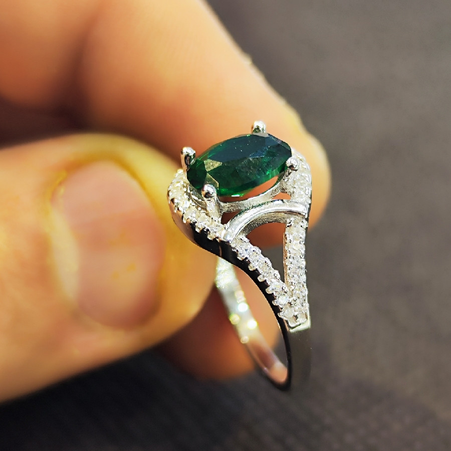 انگشتر نقره زنانه مدل سنگ زمرد کد 65 انگشتر نقره زنانه مدل سنگ زمرد کد 65