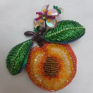 گل سینه دست ساز زنانه مدل میوه هلو