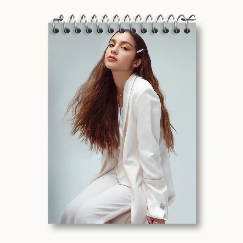 دفتر یادداشت 50 برگ خندالو مدل اولیویا رودریگو Olivia Rodrigo کد 19263