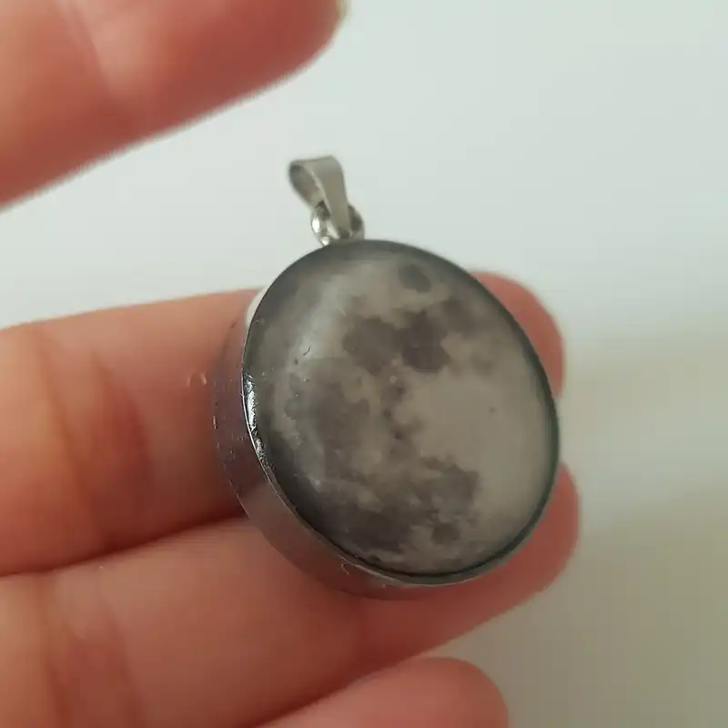 گردنبند مدل رزینی طرح ماه شبتاب