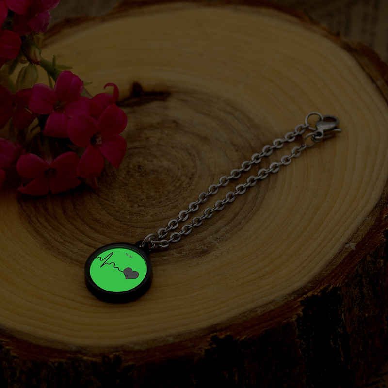 آویز ساعت زنانه ناکسیگو مدل شب تاب طرح ضربان قلب کد AW7283