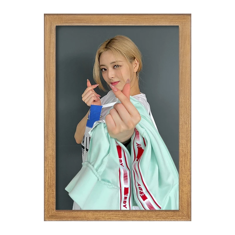 تابلو خندالو مدل یونا گروه ایتزی ITZY  کد 20216