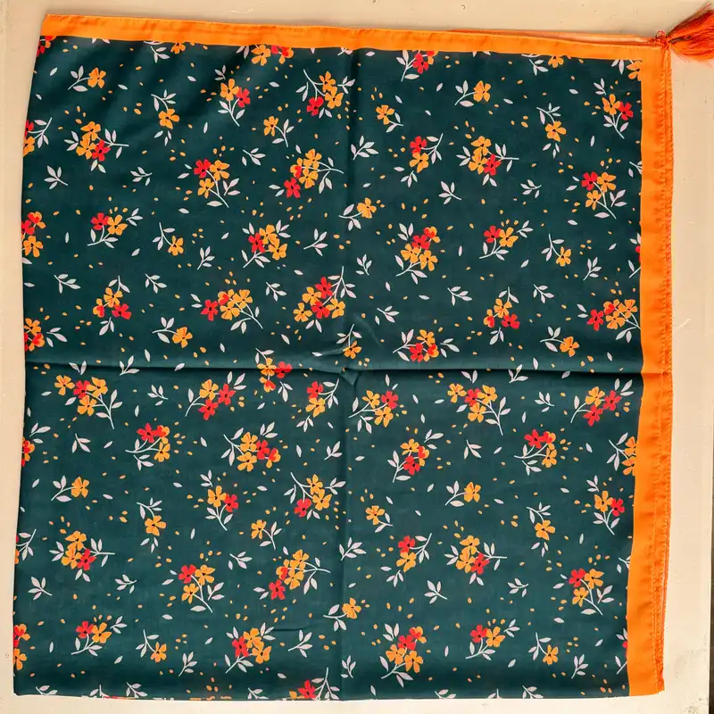 روسری زنانه مدل نخی شاد گلدار قواره بزرگ منگوله دار چهار فصل کد 2