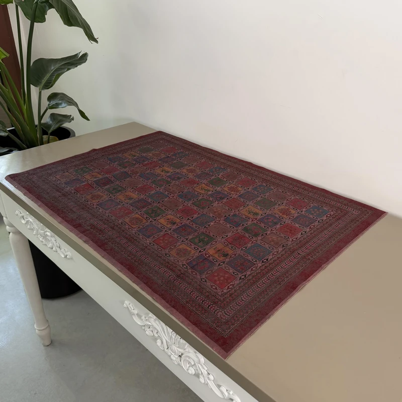 رومیزی مدل سنتی خشتی کد 1 سایز 100x70 سانتی‌متر