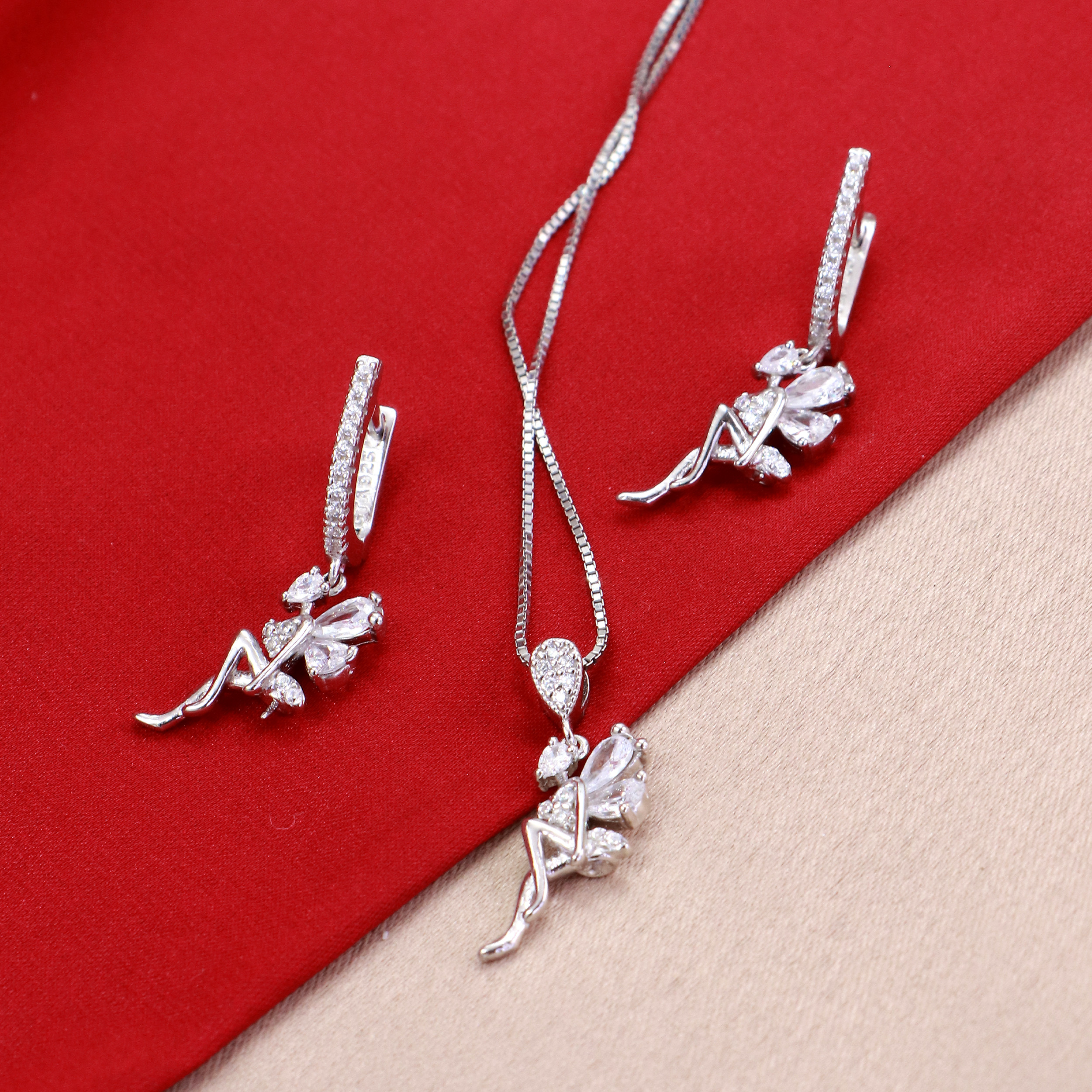 نیم ست نقره زنانه جی تی ای مدل جی نایس نیم ست نقره زنانه جی تی ای مدل جی نایس