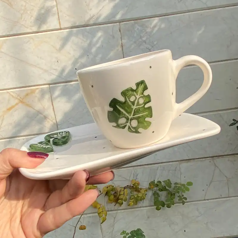 ماگ سرامیکی مدل  برگ انجیری برجسته به همراه زیر بشقابی