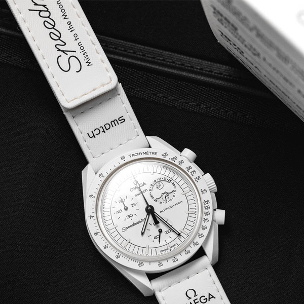 ساعت مچی عقربه‌ای مکانیکی مدل Omega x Swatch Mission To Moonphase Snoopy