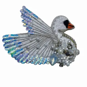 گل سینه زنانه مدل قو