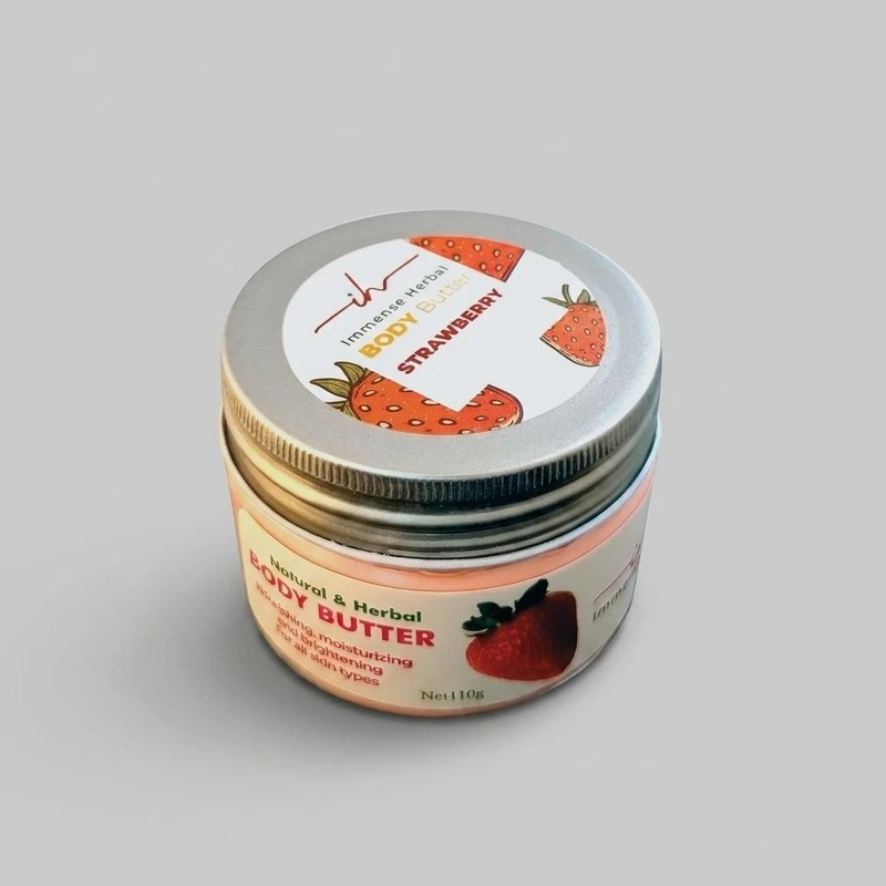 کره بدن ایمنس هربال مدل VIP_STRAWBERRY وزن 110 گرم با رایحه توت فرنگی، مرطوب‌کننده و روشن‌کننده پوست، حاوی کره کاکائو، شی باتر، روغن جوجوبا، روغن جوانه گندم، روغن نارگیل و موم زنبور عسل، مناسب انواع پوست و ضد خشکی و ضد چروک