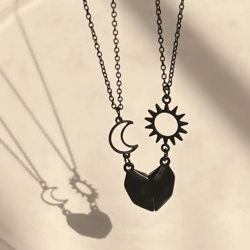 گردنبند مدل ماه و خورشید آهنربایی بسته دو عددی