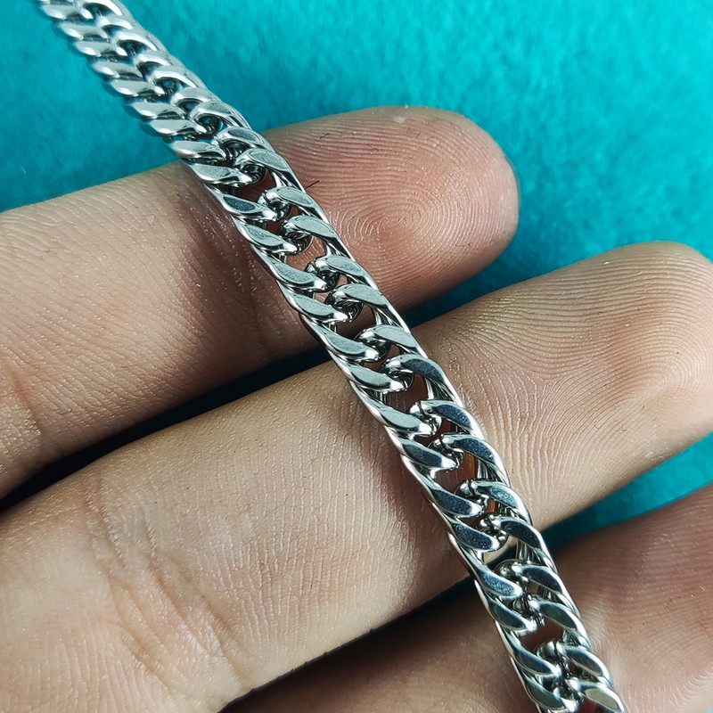 گردنبند مردانه سلین کالا مدل اسپرت طرح کارتیه COD-19 گردنبند مردانه سلین کالا مدل اسپرت طرح کارتیه COD-19