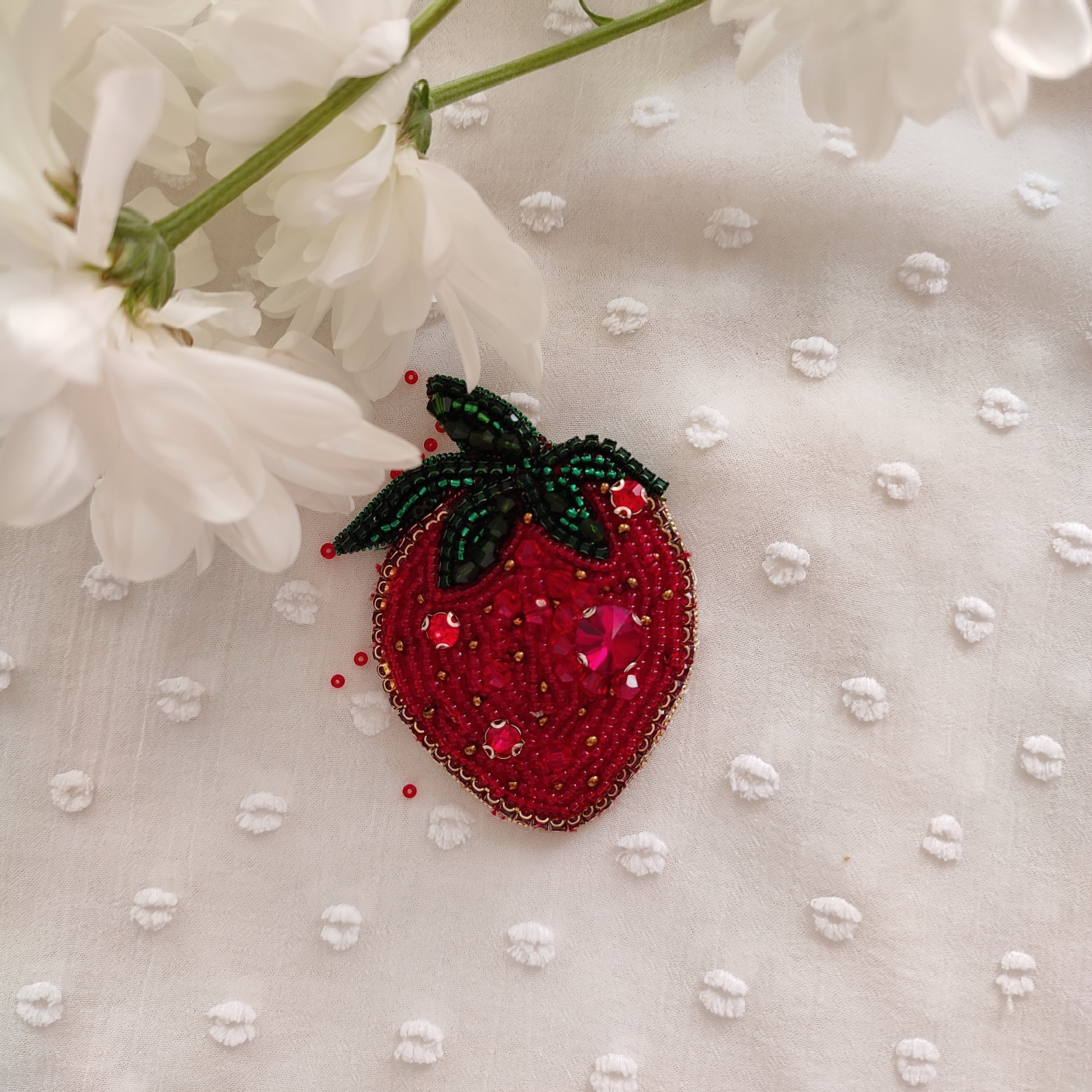 سنجاق سینه دست ساز زنانه مدل توت فرنگی