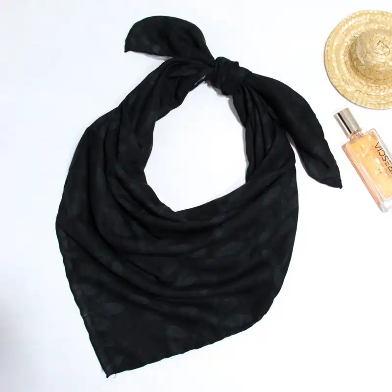 روسری زنانه مدل نخی خنک جدید با طرح برگ محو کد ana-8045