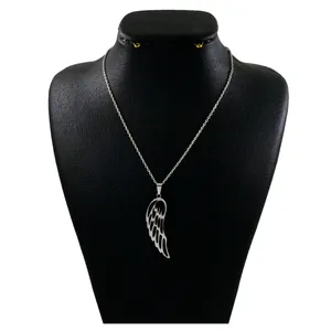 گردنبند نقره زنانه دلی جم طرح پر کد D 643