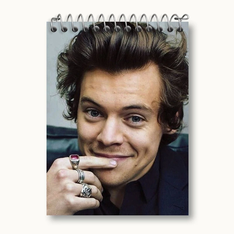 دفتر یادداشت 50 برگ خندالو مدل هری استایلز گروه موسیقی وان دایرکشن One Direction کد 2927