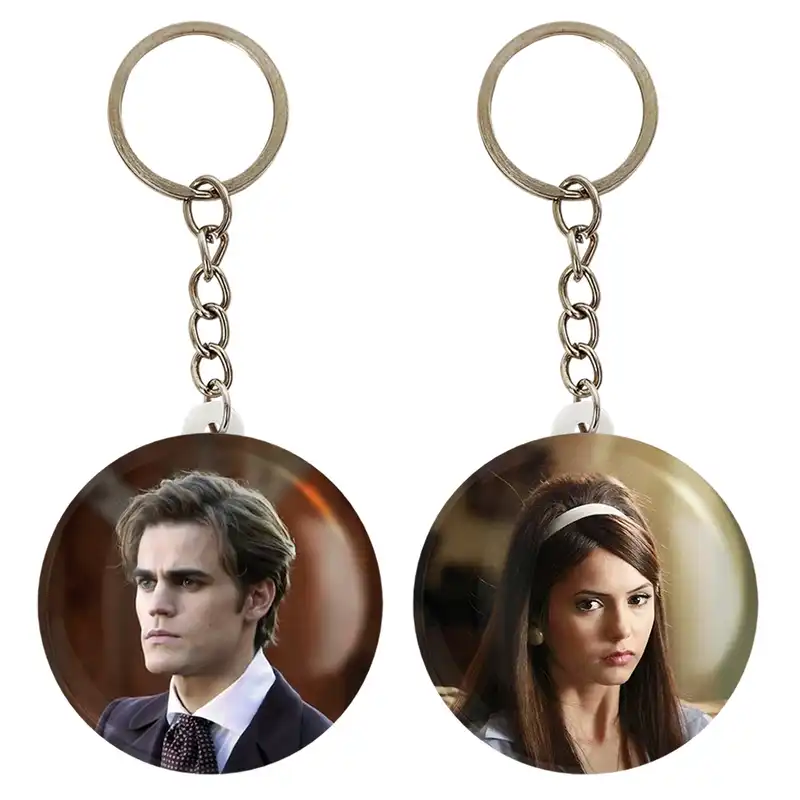 جاکلیدی خندالو مدل لینا گیلبرت و استفان سالواتوره خاطرات یک خون آشام The Vampire Diaries کد 2027320280 مجموعه 2 عددی