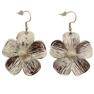 گوشواره آویز زنانه مدل گل مرواریدی