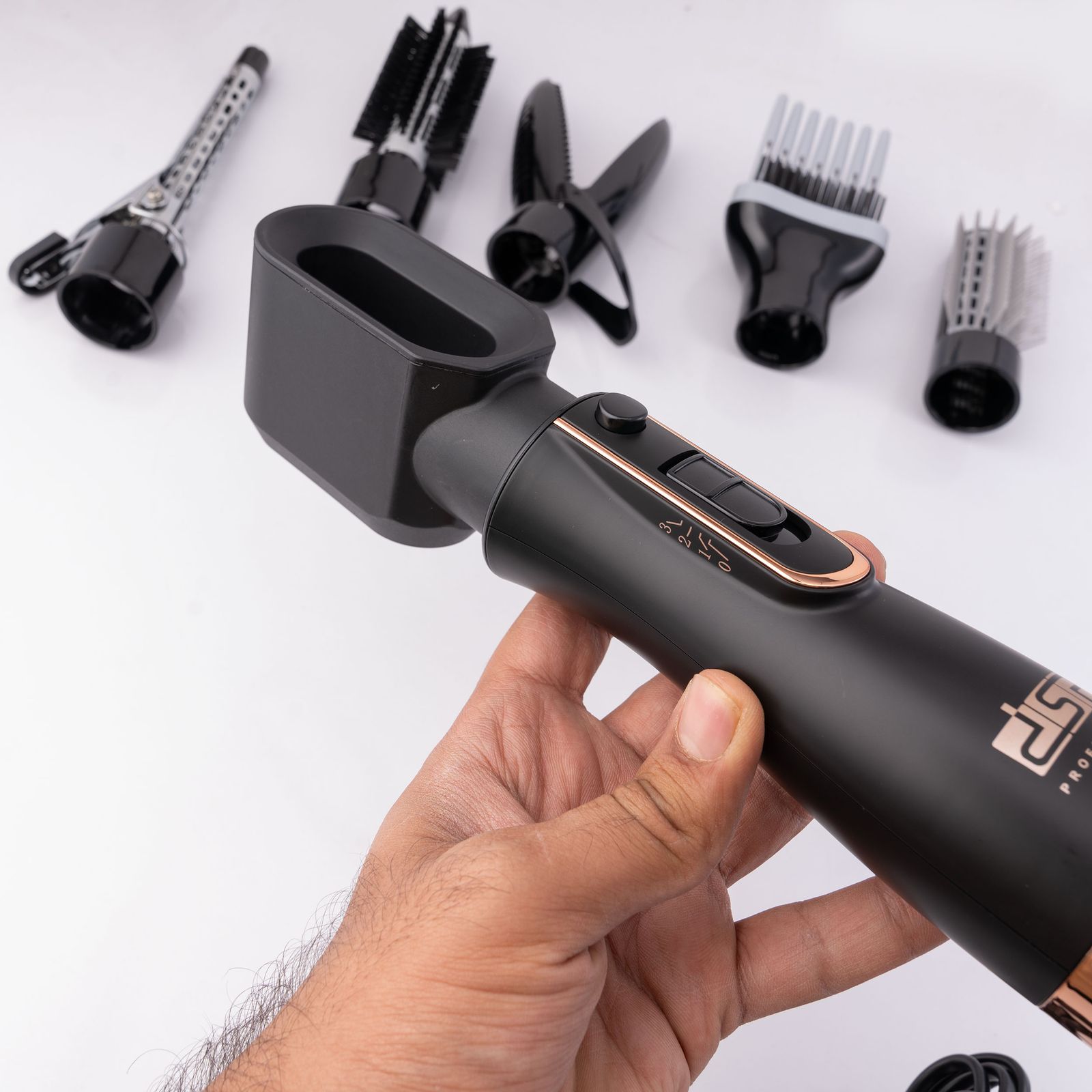 سشوار برس‌دار حالت دهنده حرفه‌ای دی اس پی مدل 50172، موتور DC با توان مصرفی 800 وات، دارای قابلیت باد سرد، فناوری تولید یون، با حالت صاف‌کننده، حجم‌دهنده و فرکننده، تنظیم حرارت 2 حالته و کنترل سرعت 2 حالته، به همراه 6 سری -  - 9