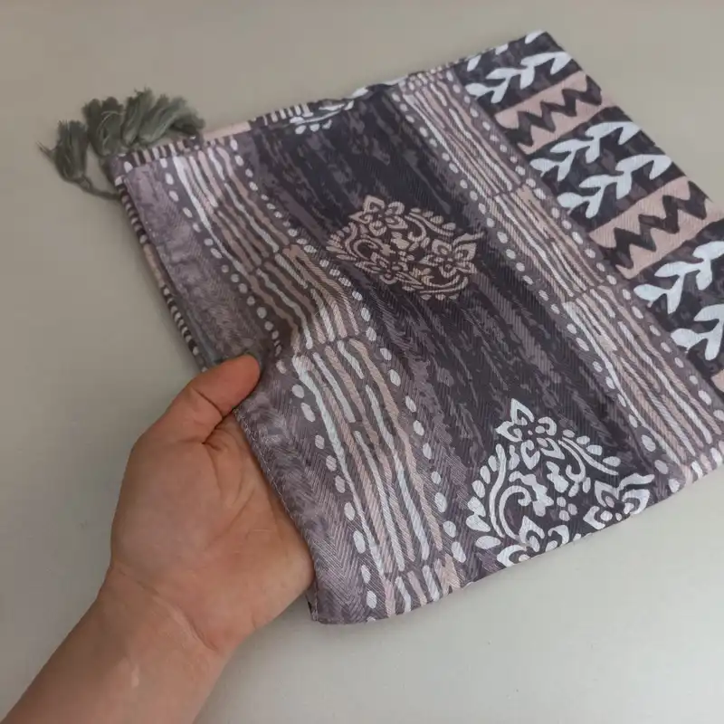 روسری زنانه مدل نخی حاشیه سنتی قواره دار