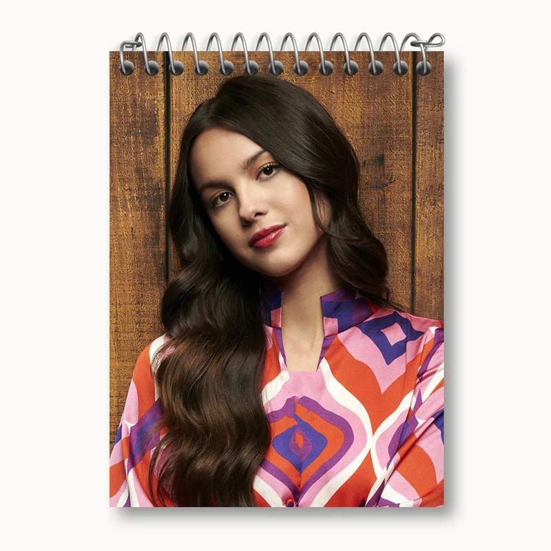دفتر یادداشت 50 برگ خندالو مدل اولیویا رودریگو Olivia Rodrigo کد 19255