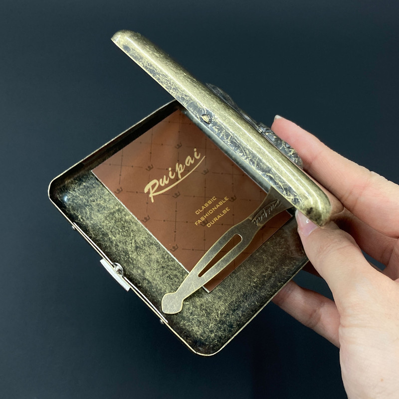 جاسیگاری روی پای مدل اسکلت جمجمه کد DKD-1466