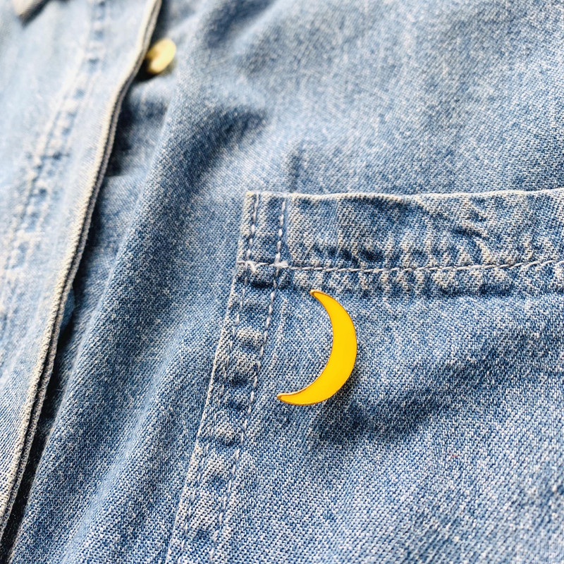 گل سینه دخترانه مدل پین فلزی طرح ماه