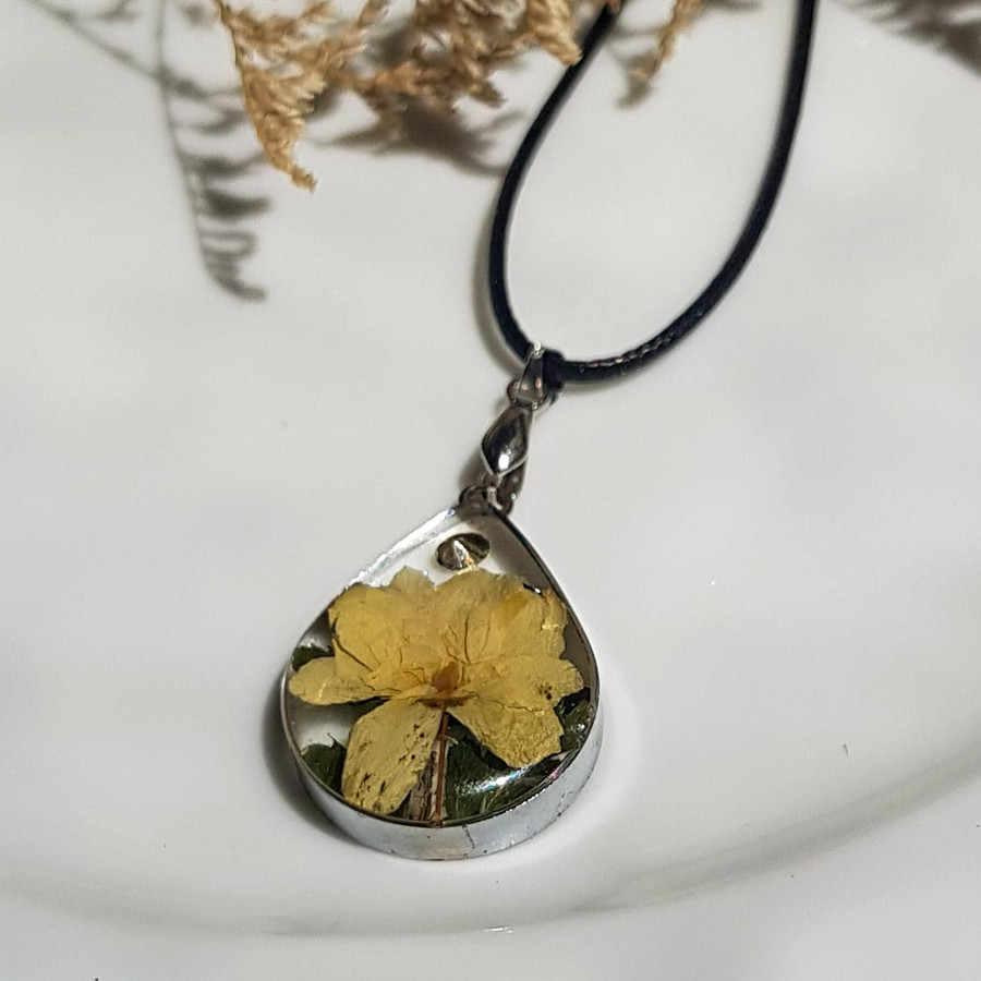 گردنبند دخترانه مدل رزینی گل خشک